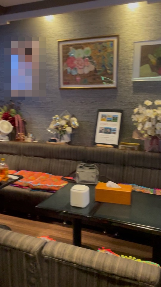 お花と絵が飾られた明るい店内